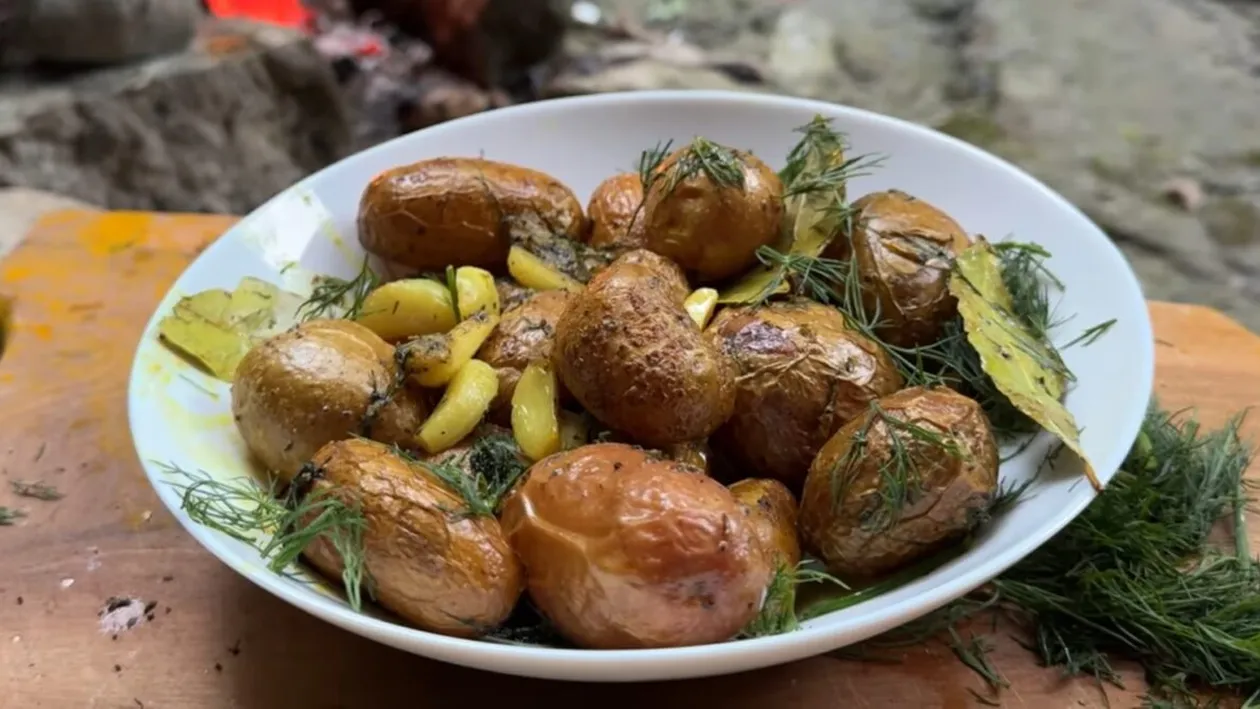 Cartofi pustnicești la ceaun, rețeta de post a părintelui Dimitrie de la Olănești. Gustul simplu care cucerește pe oricine