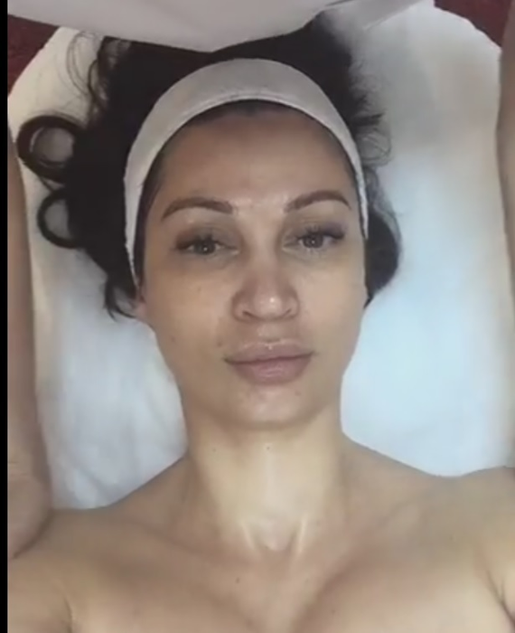 Frumoasa brunetă le-a arătat tuturor cum a întinerit în doar o oră!