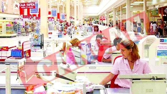 Casiere cu pampersi la supermarket