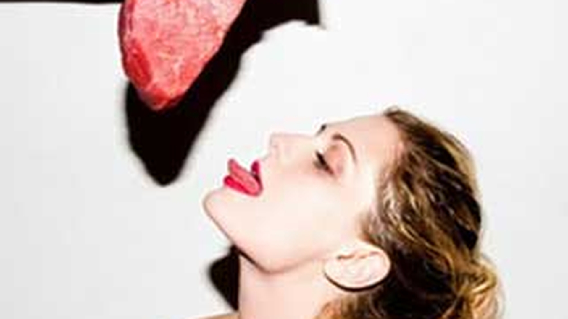 Mischa Barton a ajuns sa muste din carne cruda! Vezi aici de ce!