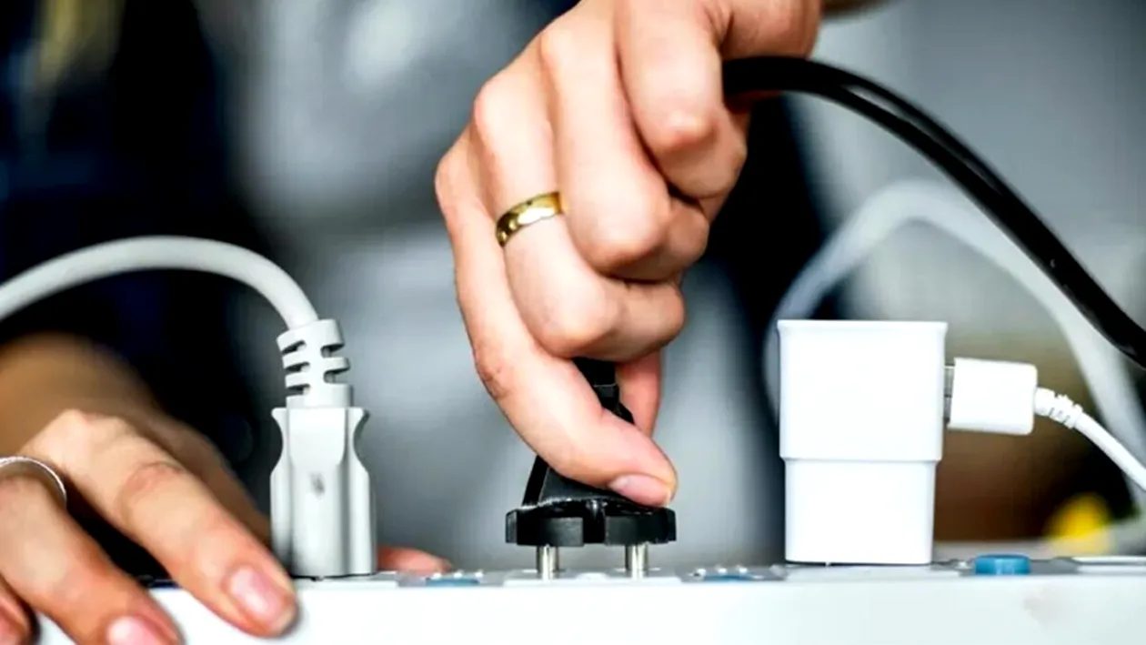 Cele 3 electrocasnice care consumă cel mai mult curent noaptea, dacă sunt uitate în priză. Aceștia sunt vampirii energetici nocturni