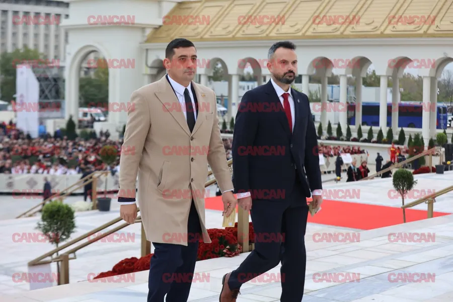 Liderul AUR a mers pe un costum clasic pe care l-a asortat cu un palton bej