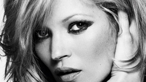 VIDEO Kate Moss nu isi arata varsta! Senzuala intr-un nou pictorial!