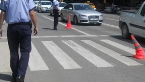 Jandarm în stare gravă, după ce a fost lovit de o maşină pe o trecere de pietoni