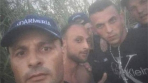 Trei jandarmi din Caracal, cercetaţi după ce au făcut selfie cu doi evadaţi pe care i-au prins