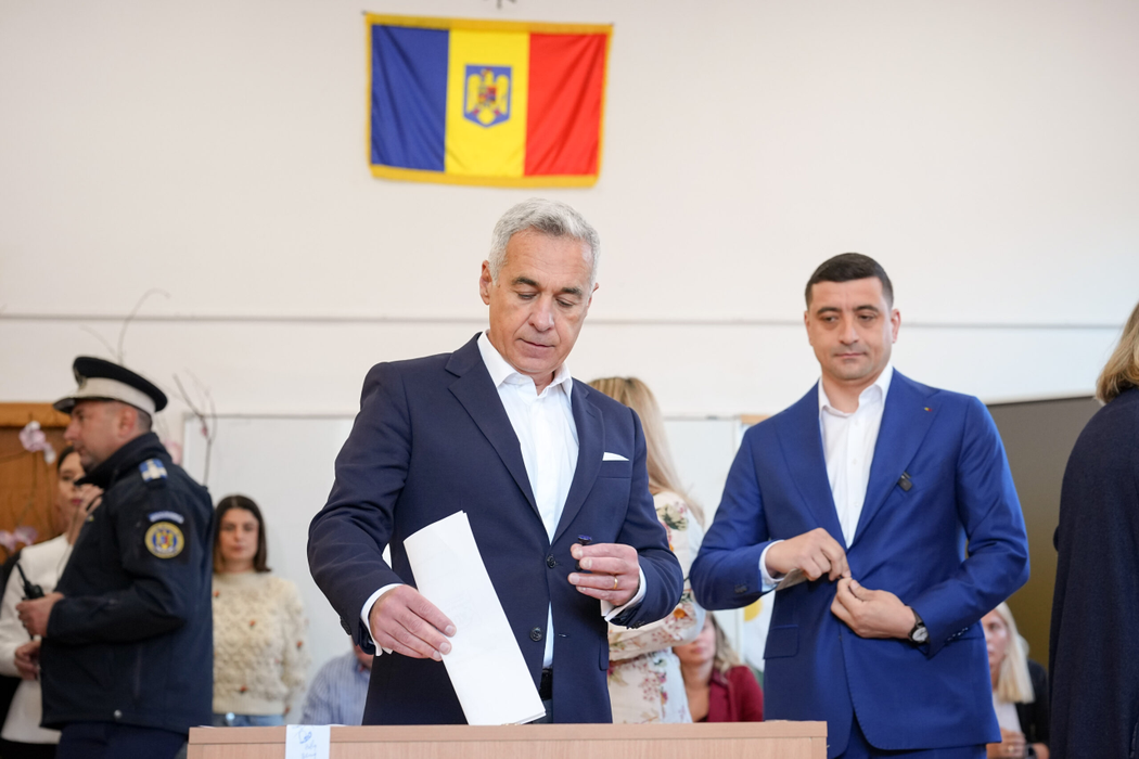 Calin Georgescu (S) si  George Simion (D), candidatul Aliantei pentru Unirea Romanilor ( AUR) la alegerile prezidentiale, isi exercita dreptul la vot, in cadrul celui de-al doilea tur al alegerilor prezidentiale, in Bucuresti, duminica, 18 mai 2025. ANDREEA ALEXANDRU/MEDIAFAX FOTO