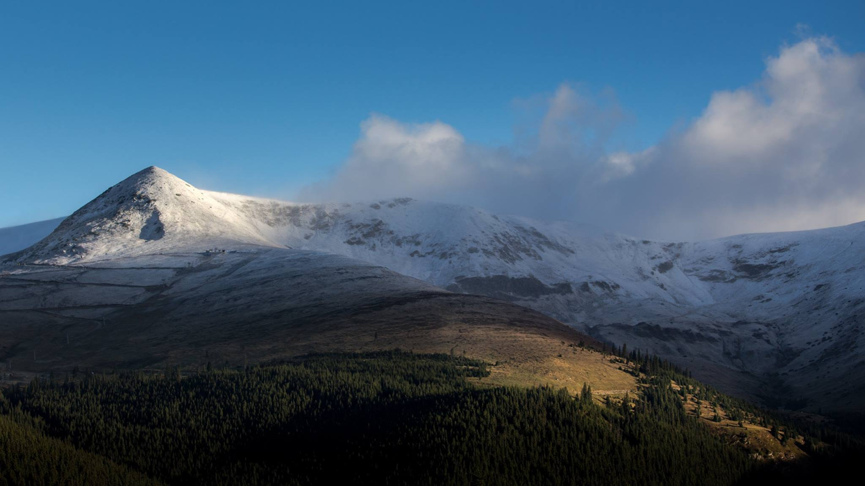 A căzut prima ninsoare pe Transalpina! Circulatia este…