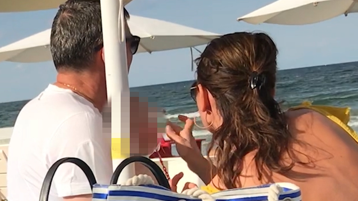 La 60 de ani, Jupânul Ilfovului a apărut cu scutecele după el la plajă! Ea e „șefica” omului care jonglează cu bugete de sute de milioane €