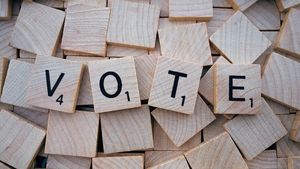 Mai mulți brașoveni nu au putut să voteaze pentru că barmanul din sat le-a „sechestrat” buletinele
