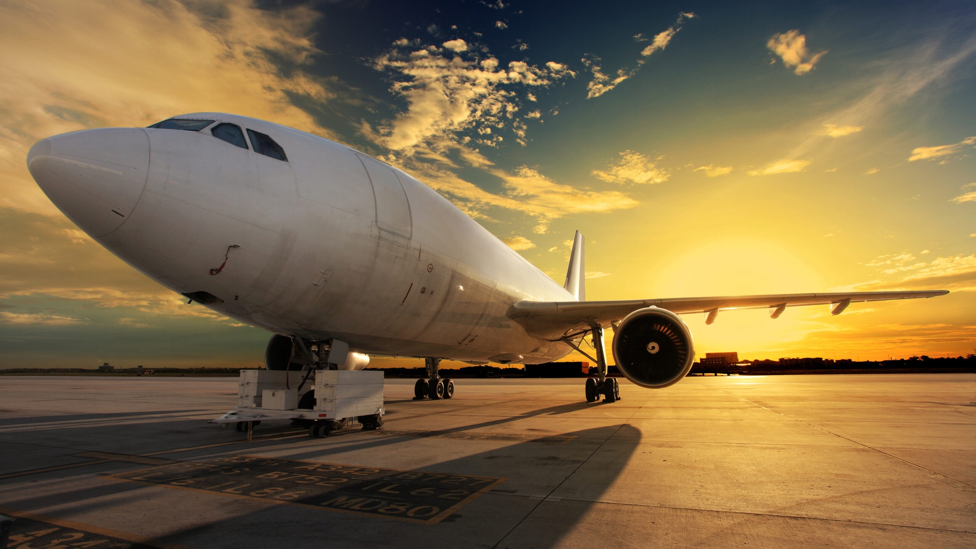 Ai bilet de avion? Mai plătești o taxă! Românii, obligați să scoată încă 100–200 lei din buzunar