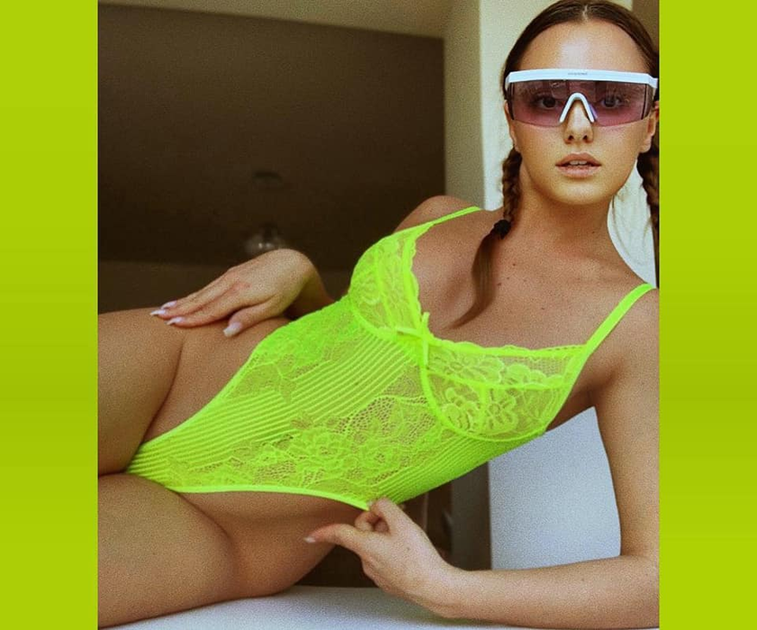 Alexandra Stan, pictorial HOT într-un costum de baie transparent și decupat în zona intimă. Ce critici acide a primit