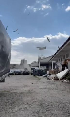 Un fenomen rar s-a produs în Râmnicu Vâlcea: un vârtej de vânt, asemănător unei tornade la scară mică, a distrus acoperișul unei parcări. sursă foto: captură video