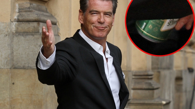 Pierce Brosnan face reclama la ceai, dar bea bere pe ascuns