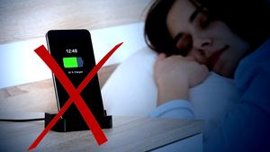Ce se întâmplă dacă lași telefonul peste noapte, la încărcat. Ce pățește smartphone-ul tău, de fapt