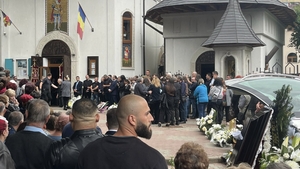 Imaginile durerii de la înmormântarea polițistului ucis de propriul fiu. Sute de oameni au fost prezenți