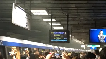Staţia de metrou Piaţa Victoriei, invadată de un fum dens! Călătorii au tras o sperietură zdravănă