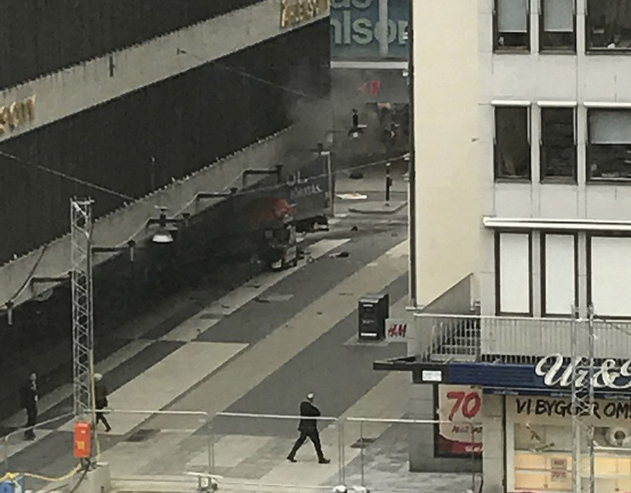 Tragedia a lovit din nou! Un camion a intrat din plin într-o mulţime de oameni, în Suedia!