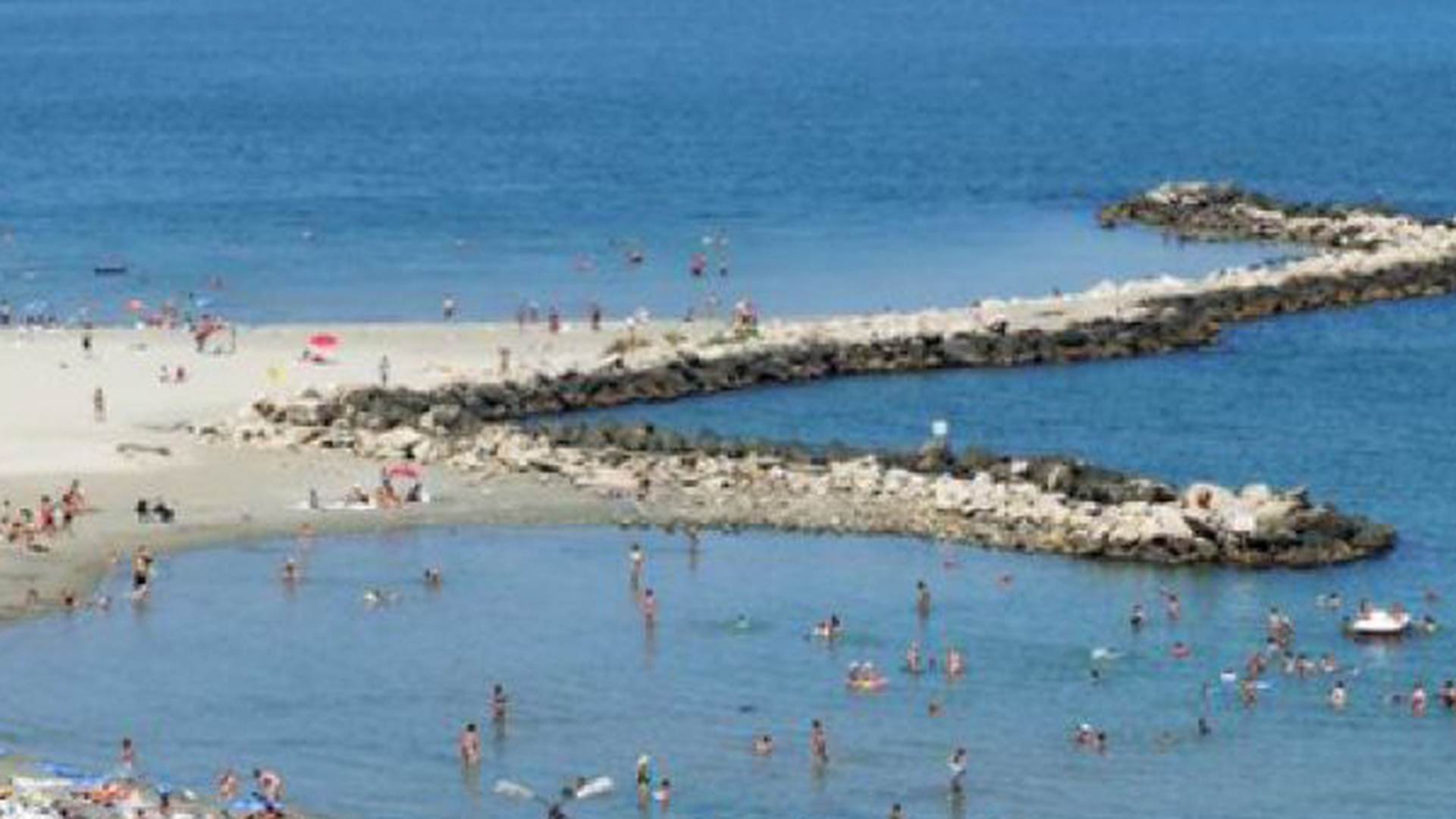 Turiştii folosesc Marea Neagră pe post de WC public. Vezi care plajă a înregistrat cele mai multe bacterii