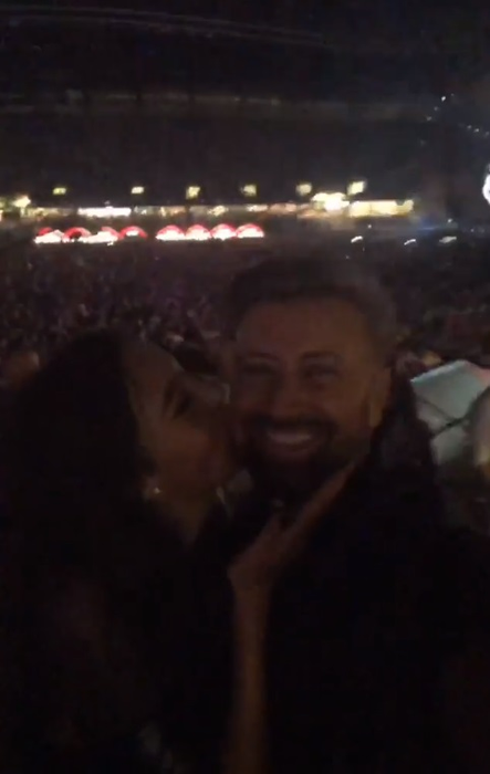 Cătălin Botezatu, sărutat cu patos de o brunetă focoasă la Untold! Imagini senzaționale din zona VIP a celebrului festival