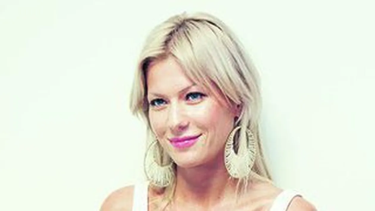 Sensual cauta un barbat bine care s-o plimbe cu masina! Fii soferul Simonei!