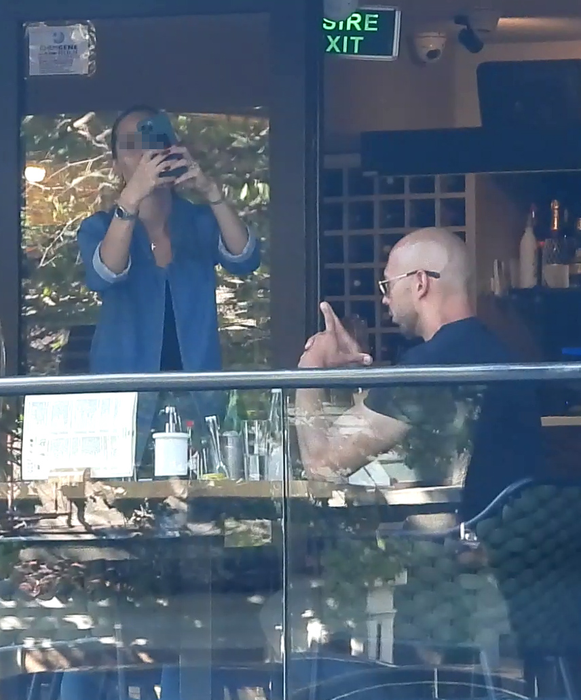 Andrew Cobra Tate, fratele celebrului Tristat Tate, a făcut o ședință foto chiar pe terasa unui restaurant din București