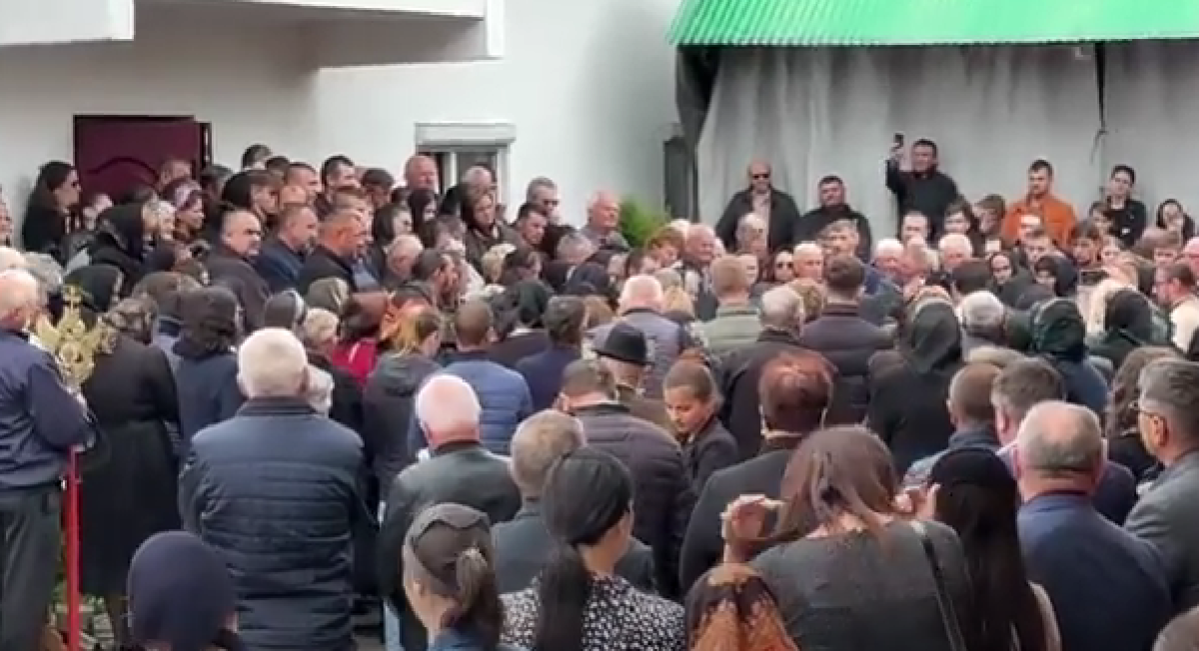 Ancuța și Costel Lăzărescu, împreună cu cei 2 copilași ai lor, au fost conduși pe ultimul drum de sute de oameni. Imaginile durerii!