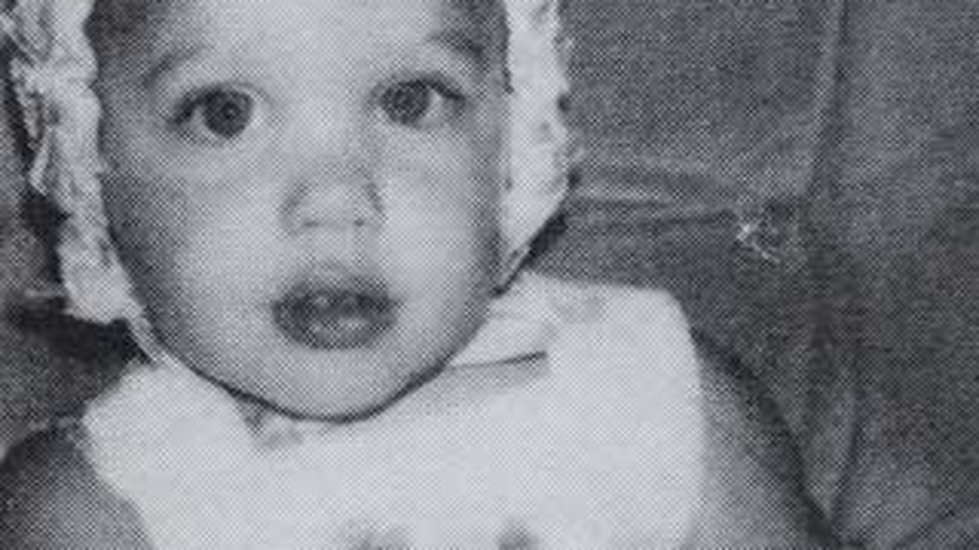 Poze de colectie! Uite cum arata Angelina Jolie cand era mica!