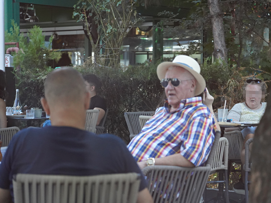 Dumitru Dragomir, la relaxare alături de un amic (Foto: CANCAN.RO)