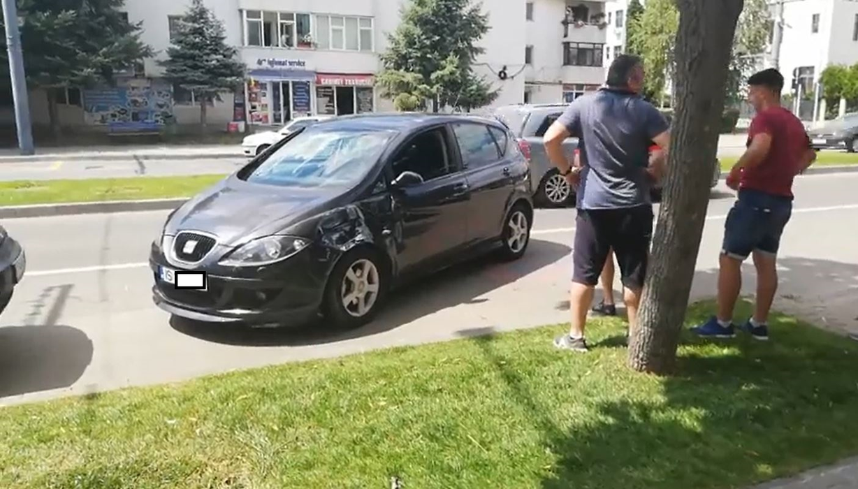 De-a râsul-plânsul! Un bărbat din Vaslui și-a lovit mașina nouă la câteva minute după ce și-a cumpărat-o. Cum a reușit “performanța”