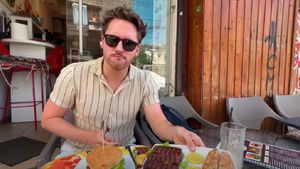 Ce reacție au avut doi turiști din Suedia, care au mâncat pentru prima oară mici în România