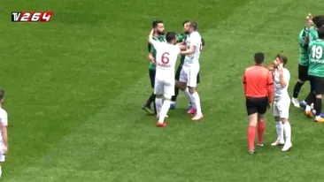 Fotbalul turc, sub teroare: un jucător și-a tăiat adversarul cu lama, chiar la începutul meciului!