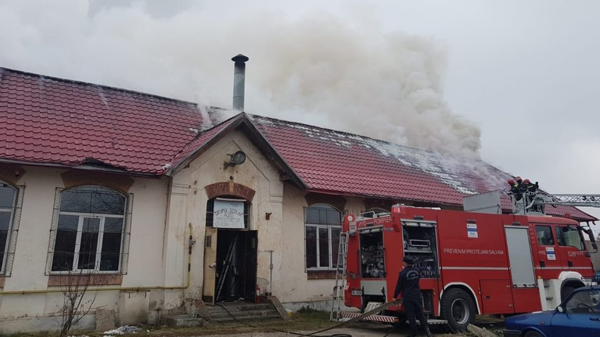 VIDEO. Liceu în flăcări, la Craiova. 50 de elevi au fost evacuați