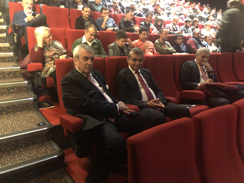 Călin Popescu Tăriceanu, la premiera fabulosului film ”ExCES de Eleganță”. Pelicula ecranizează ediția din 2018 a Concursului de Eleganță Sinaia
