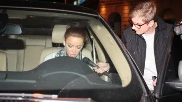 Reactia uluitoare a Biancai la vederea mesajelor dintre Victor si Anda! Eu cred ca ma iubeste! Pe Anda n-o iubeste!