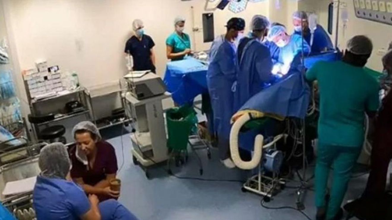 La o bârfă și la o cafea în sala de operație. Două cadre medicale fără mască de protecție sau mănuși, prinse pe picior greșit