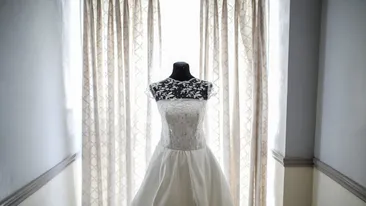 De ce nu trebuie să vadă mirele rochia miresei. Care este adevărul, de fapt