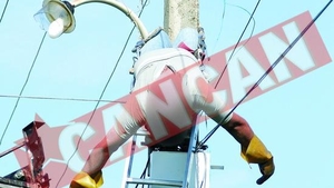 A murit electrocutat, in timp ce monta un cablu de internet