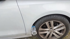 Alertă! Ce se întâmplă dacă găsiţi un pet băgat la roata maşinii? Este posibil să fiţi în pericol