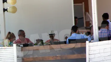 PREMIERa pentru Calin Popescu-Tariceanu! Fostul prim-ministru, asa cum nu l-ai mai vazut pana acum! Uite cum se distreaza la mare