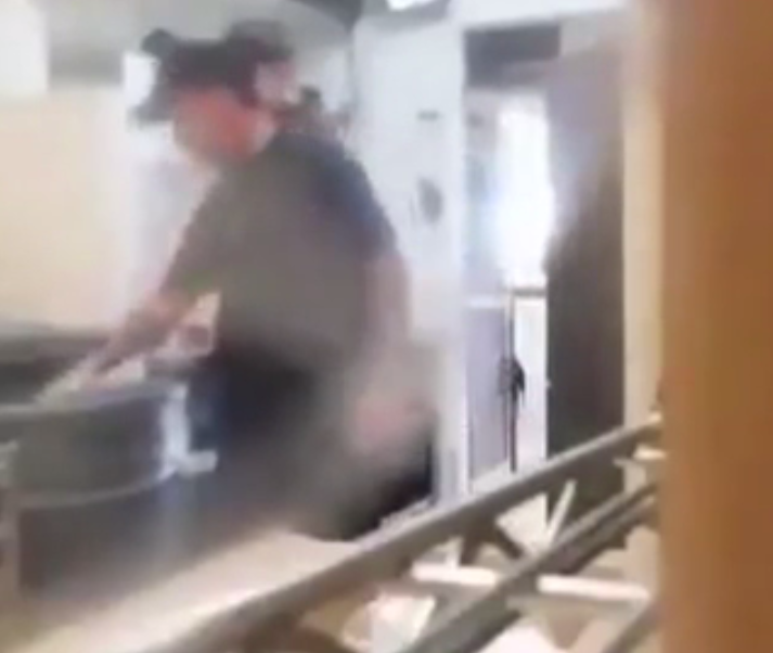 A luat pâine din gunoi şi le-o servea clienţilor! Imaginile sunt scandaloase şi au ajuns virale. Totul s-a întâmplat într-un cunoscut restaurant