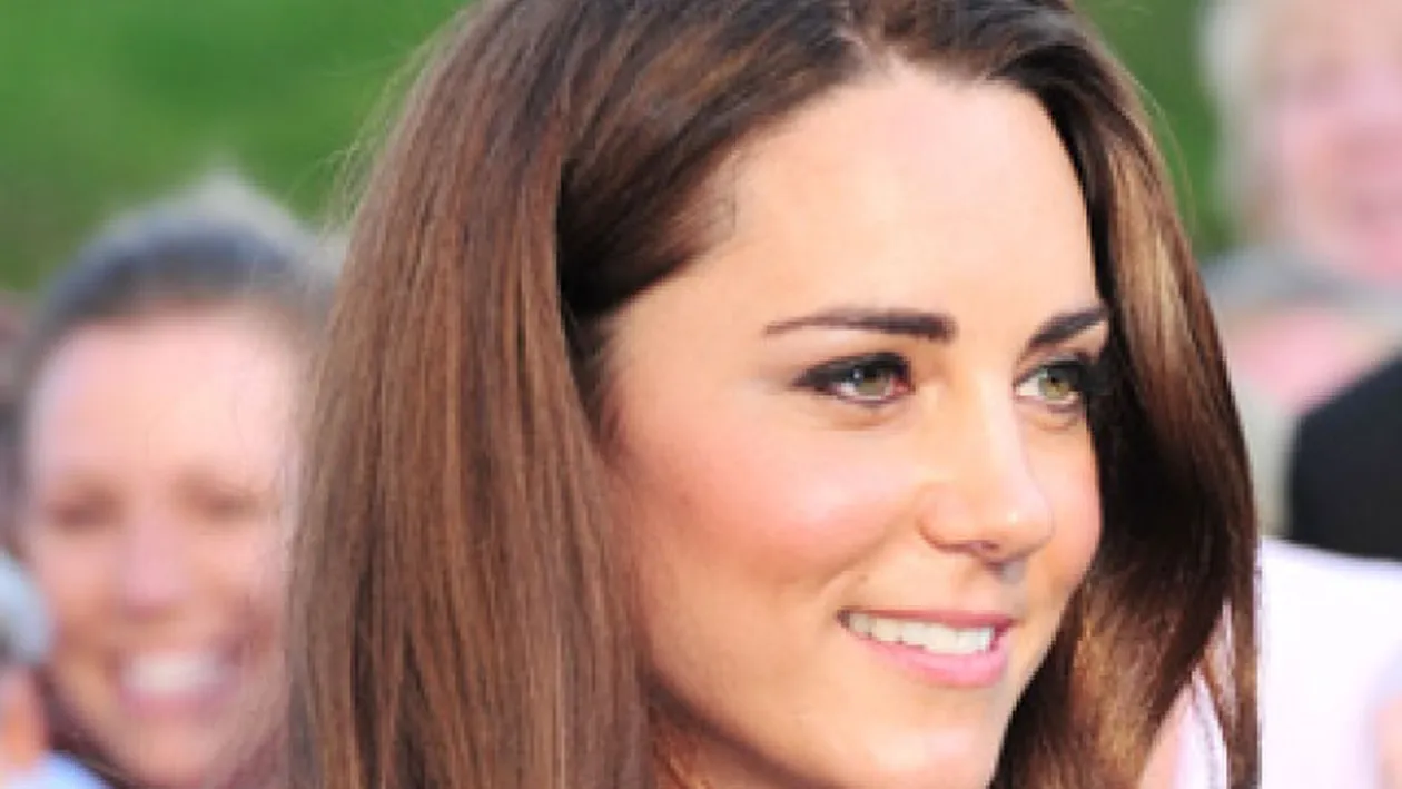 Kate Middleton şi-a arătat pentru prima dată burtica de gravidă! Ducesa nu s-a ingrăşat deloc si arată mai bine ca niciodată