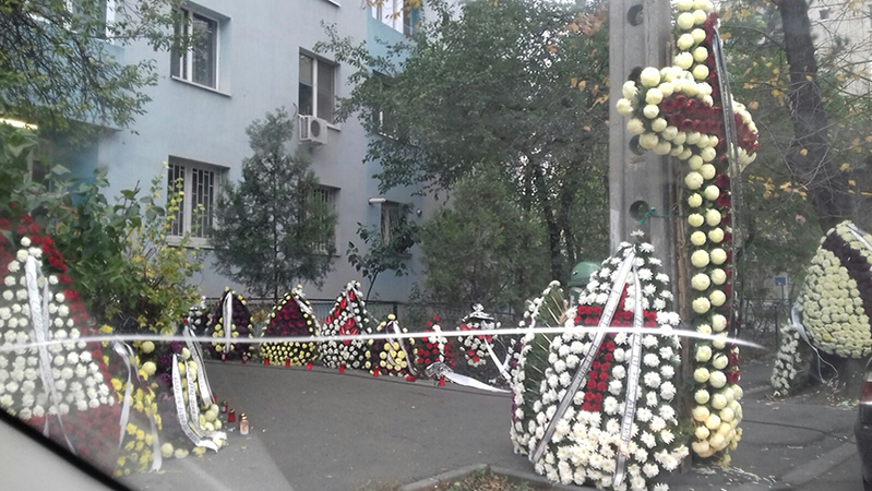Coroanele au împânzit strada din cartierul Ferentari