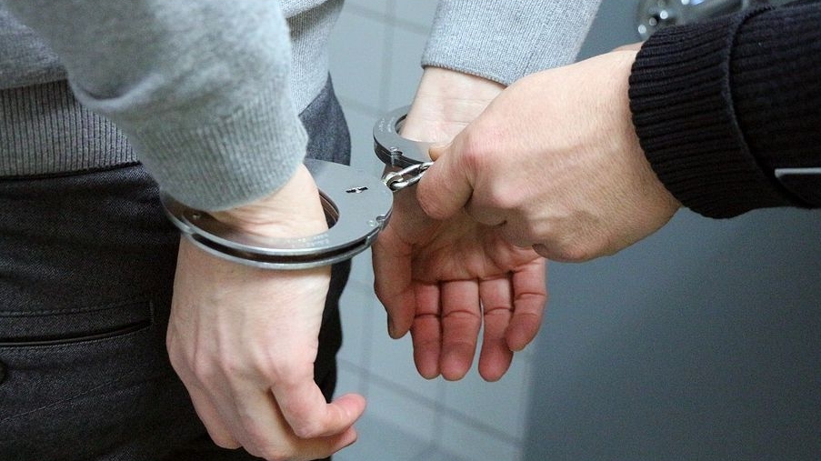 Un polițist buzoian a fost arestat după ce a furat țigări dintr-un transport cu tutun de contrabandă