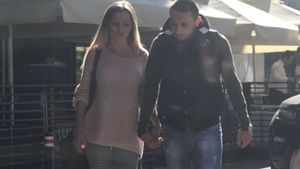 Bunica Alexandrei Stan, in lacrimi cand a vazut-o la poarta: "Nu mai plange. Te vede lumea la televizor"
