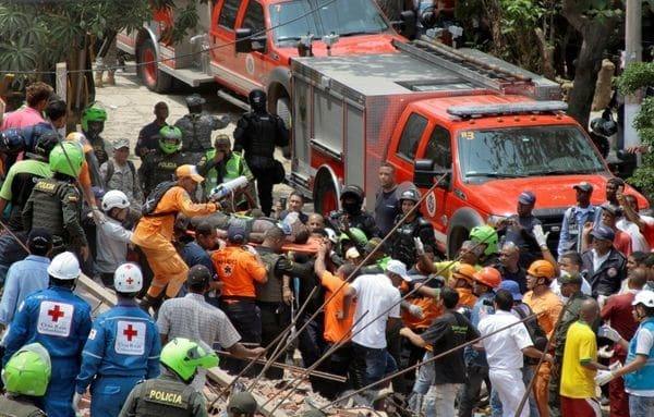 Mai bine de 20 de persoane au murit după ce o clădire aflată în construcţie s-a prăbuşit!