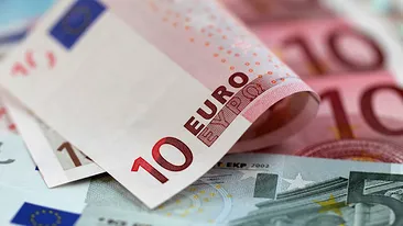 Cursul BNR pentru dolar a trecut de 3,8 lei, aproape de nivelul record, iar euro a depasit 4,49 lei