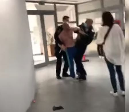 Bătaie la Starea Civilă, în Vaslui. Bărbații și-au împărțit pumni și picioare, în timp ce femeile s-au păruit. Ce a pățit un polițist venit să calmeze spiritele / VIDEO