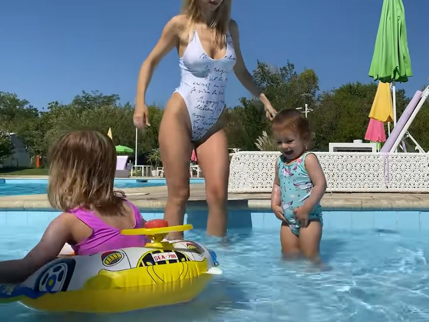Andreea Bălan, gafă în timp ce se afla la piscină cu fiicele. I s-au văzut zonele intime prin costumul de baie alb și decupat | VIDEO