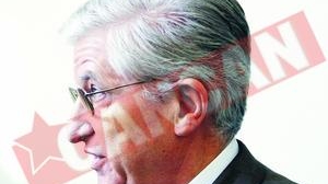 S-a baricadat in birou ca sa nu fie pensionat