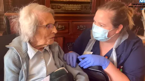 O femeie de 106 ani a reușit să învingă virusul COVID-19. Bătrâna a fost externată: „Mă simt foarte norocoasă”